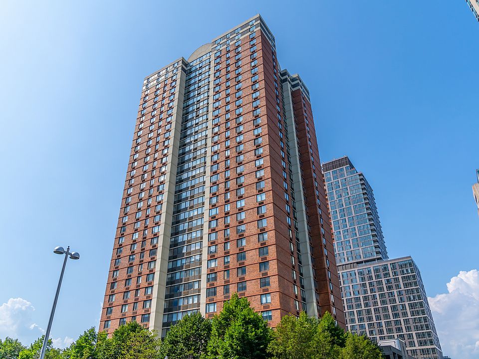 A charming high-rise in the heart of Newport, blending convenience with modern living