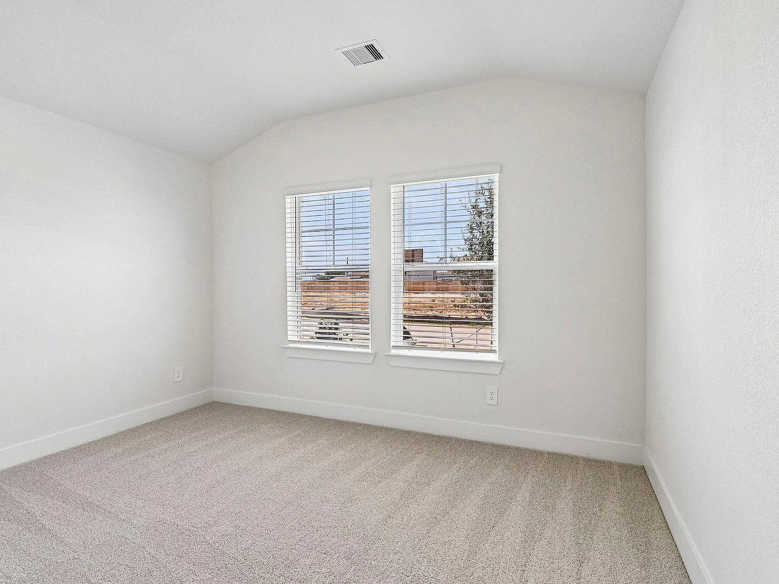 4 bed, 3.0 bath, 2045 sqft, $2,400 — Photo 4