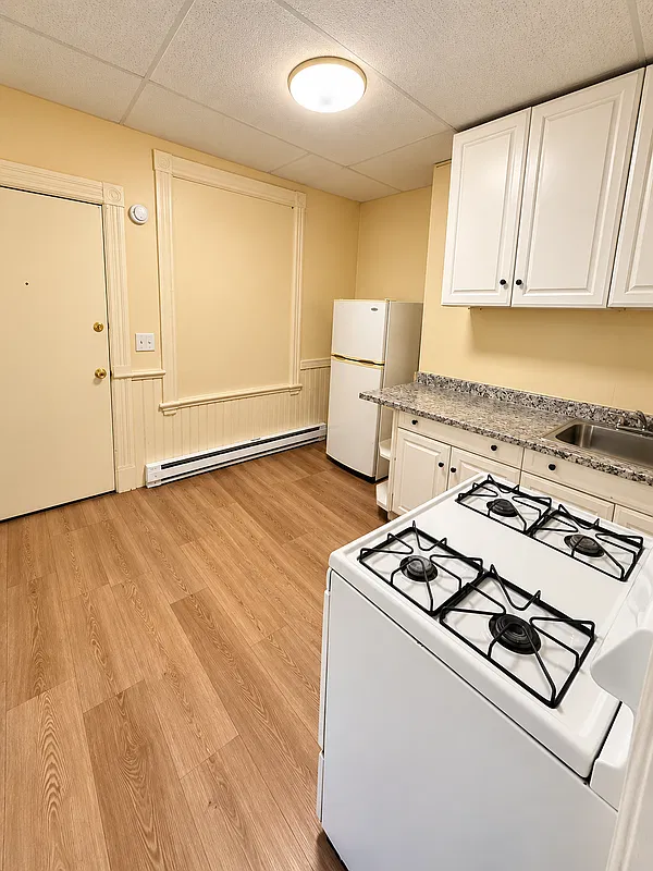 3 bed, 1.0 bath, 1060 sqft, $1,350 — Photo 2