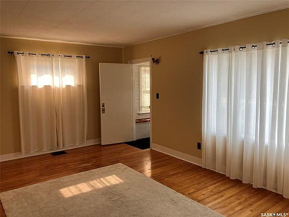 2nd image of 230 6TH AVENUE W