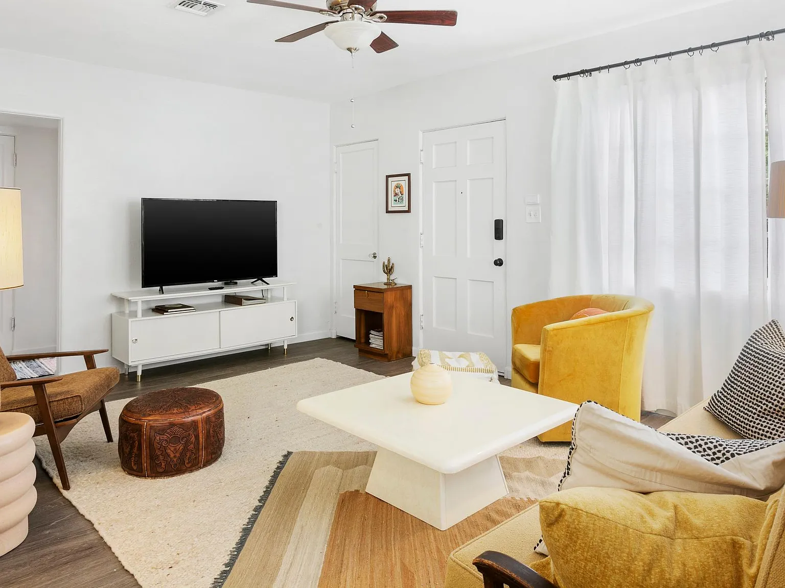 1110 S Una Ave — Photo 3