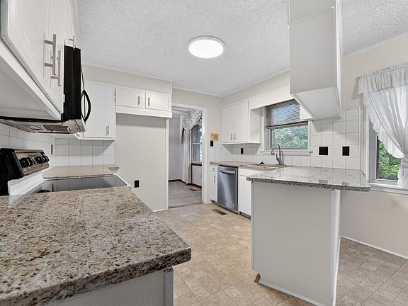 4th image of 1540 Valley View Dr