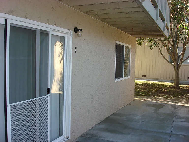 1003 3rd St #4 — Photo 2