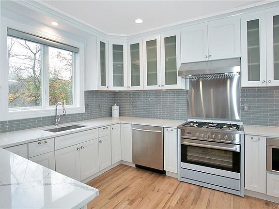 4th image of 26 Lily Pond Ln