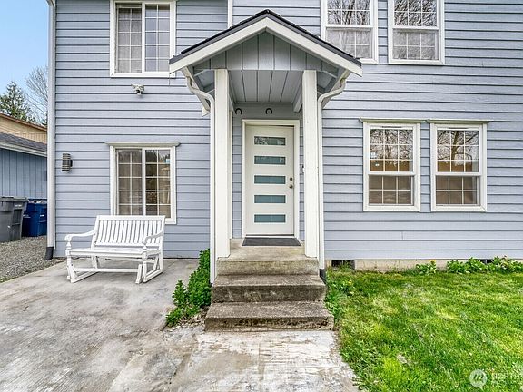 3rd image of 217 Tacoma Blvd S