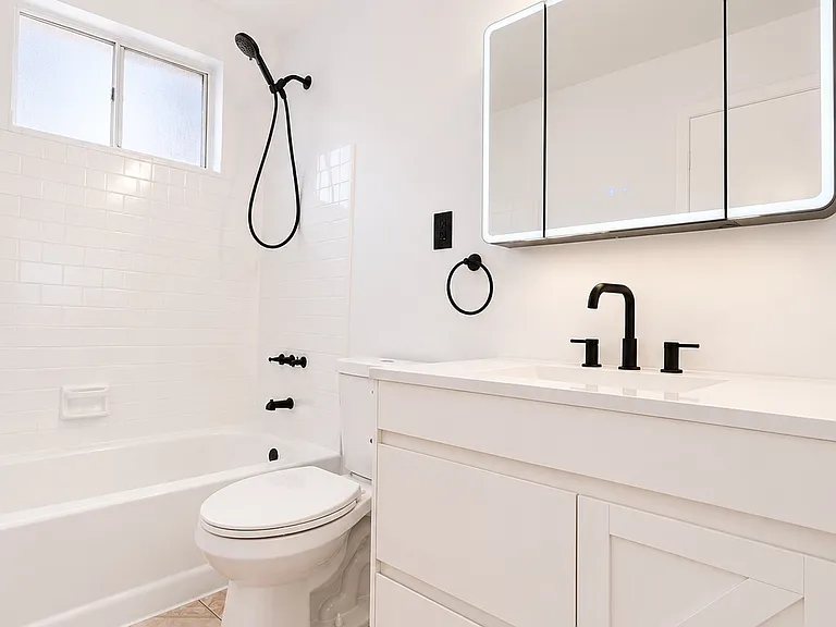 528 S Harvard Blvd #11 — Photo 9