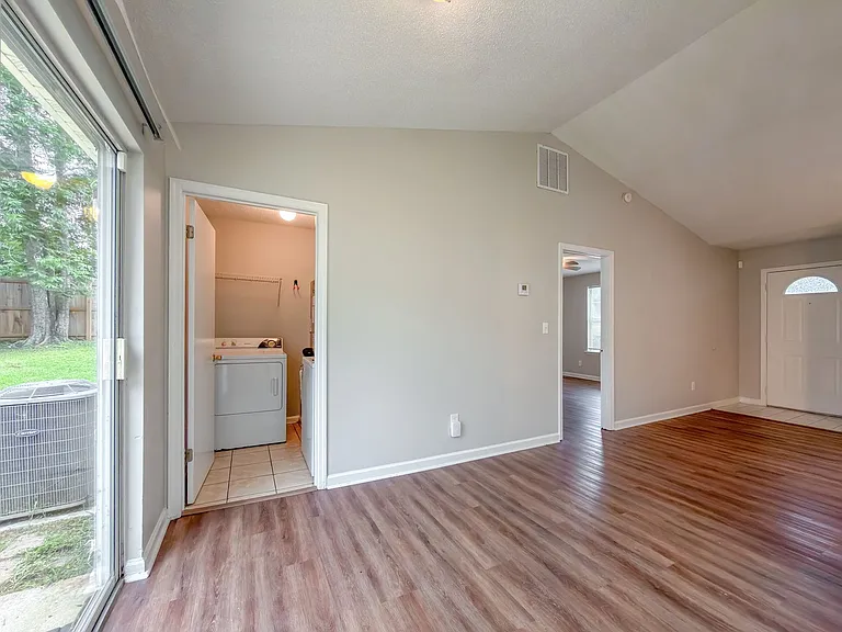 1367 Idlewild Dr — Photo 15