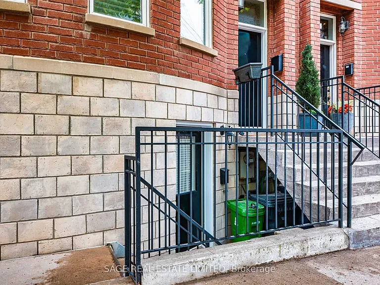 492 King St E — Photo 12