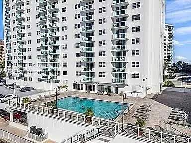 Residences On Hollywood B — Photo 2
