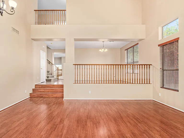 504 N Swallow Ln — Photo 6