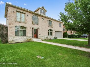7165 N East Prairie Rd, Lincolnwood, IL 60712