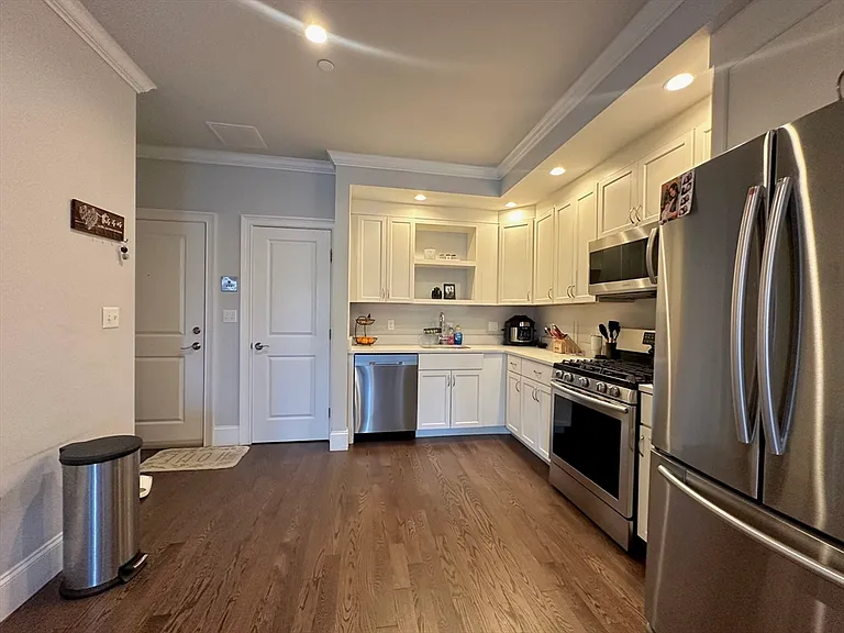 371 Main St #4 — Photo 3
