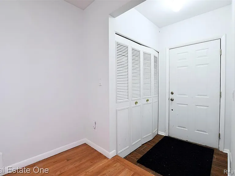 509 Fox Hills Dr N — Photo 4