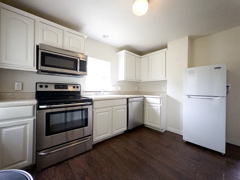 234 Hudson Ave — Photo 7
