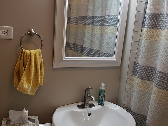 2nd image of 1421 W Cornelia Ave #3