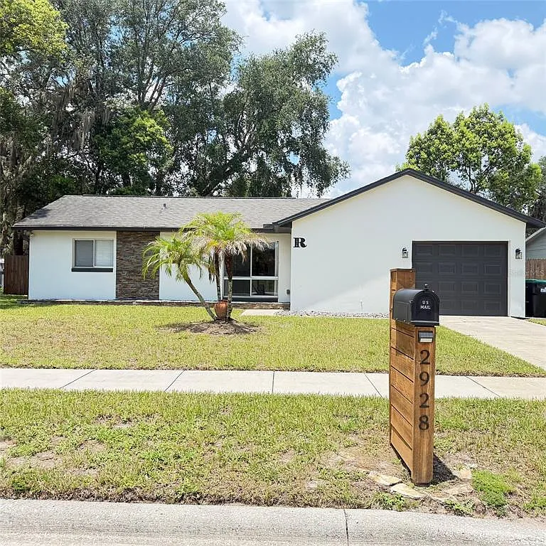 3 bed, 2.0 bath, 992 sqft, $2,000 — Photo 1