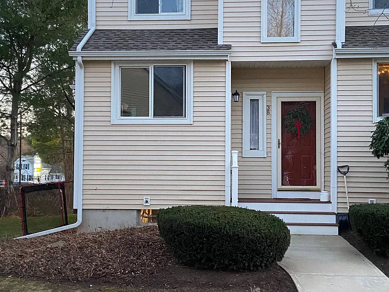 38 Gaslight Ln — Photo 1