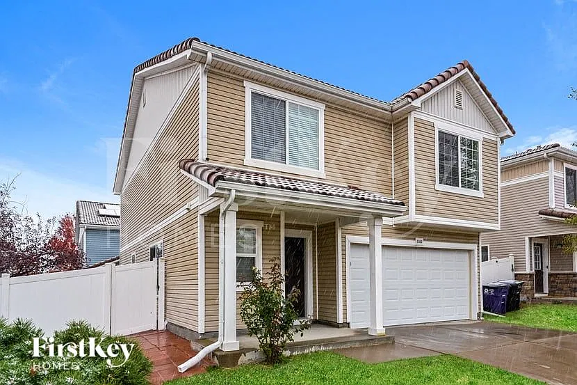 4 bed, 2.5 bath, 1973 sqft, $3,425 — Photo 2