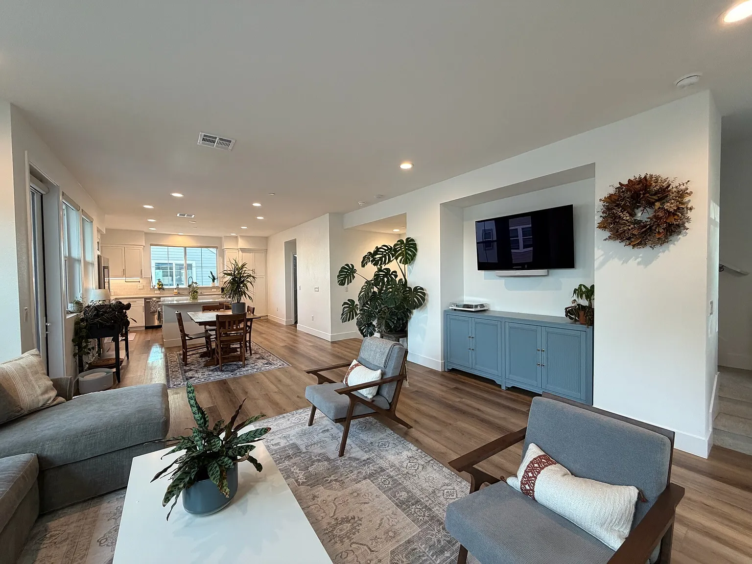 3 bed, 2.5 bath, 1912 sqft, $4,500 — Photo 2