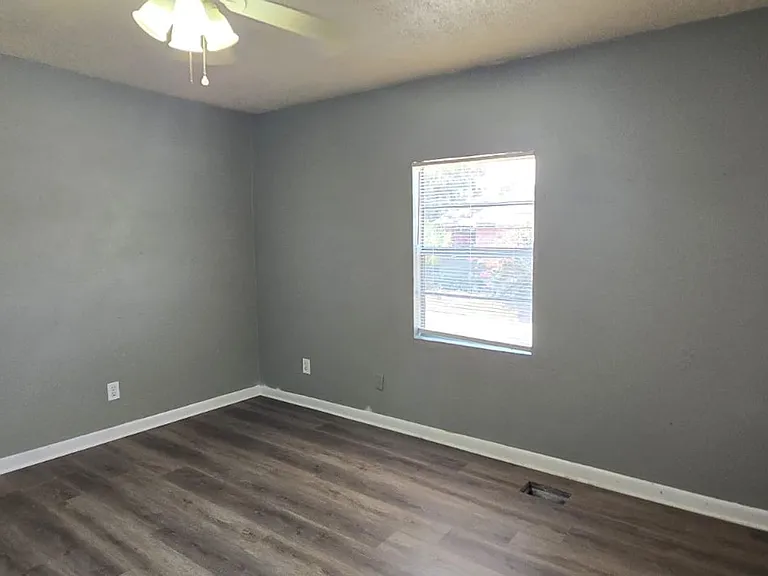 829 Texas Ave — Photo 8
