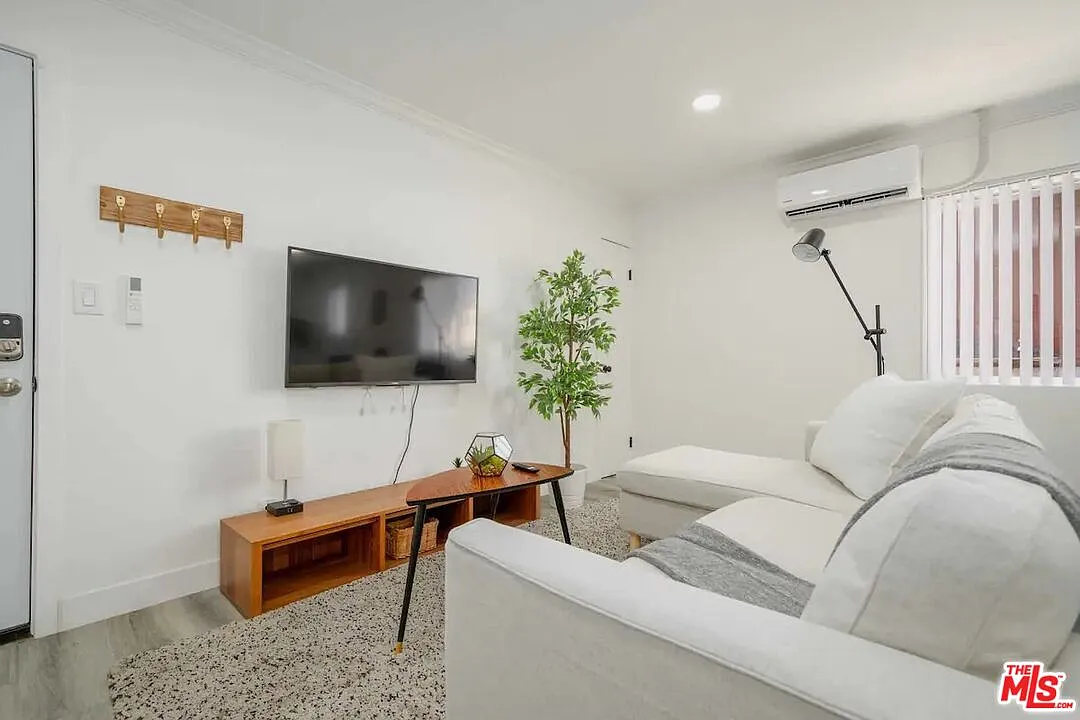 3 bed, 1.0 bath, 1028 sqft, $3,600 — Photo 2