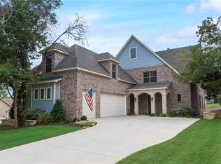 116 Comanche Dr, Lake Kiowa, TX 76240
