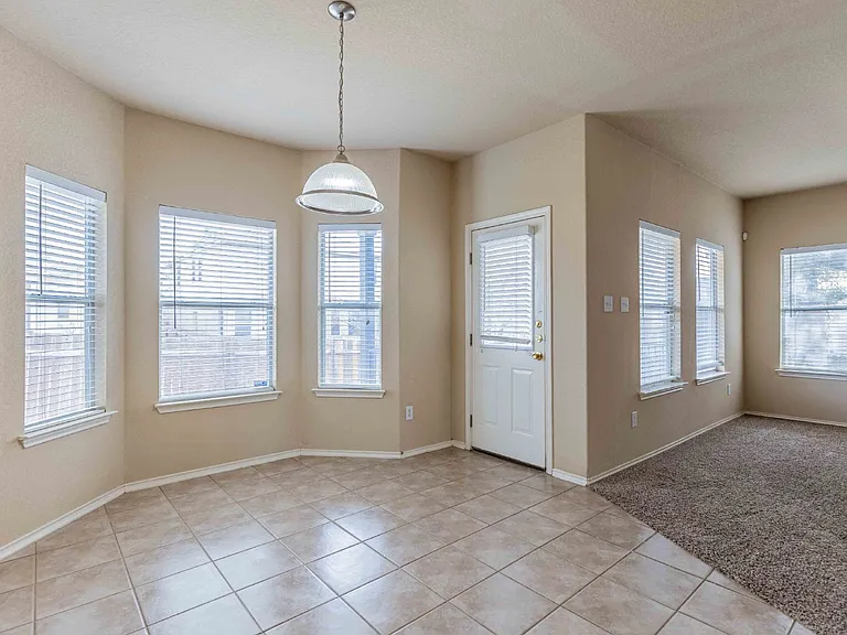 906 Ashbury Blf — Photo 16