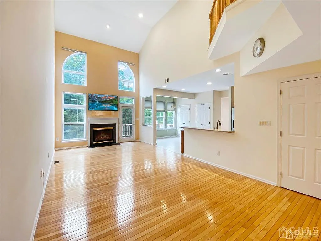 4 bed, 2.5 bath, 2417 sqft, $4,950 — Photo 3