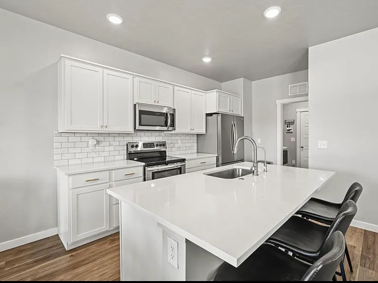 288 S Calf Creek Ave — Photo 4