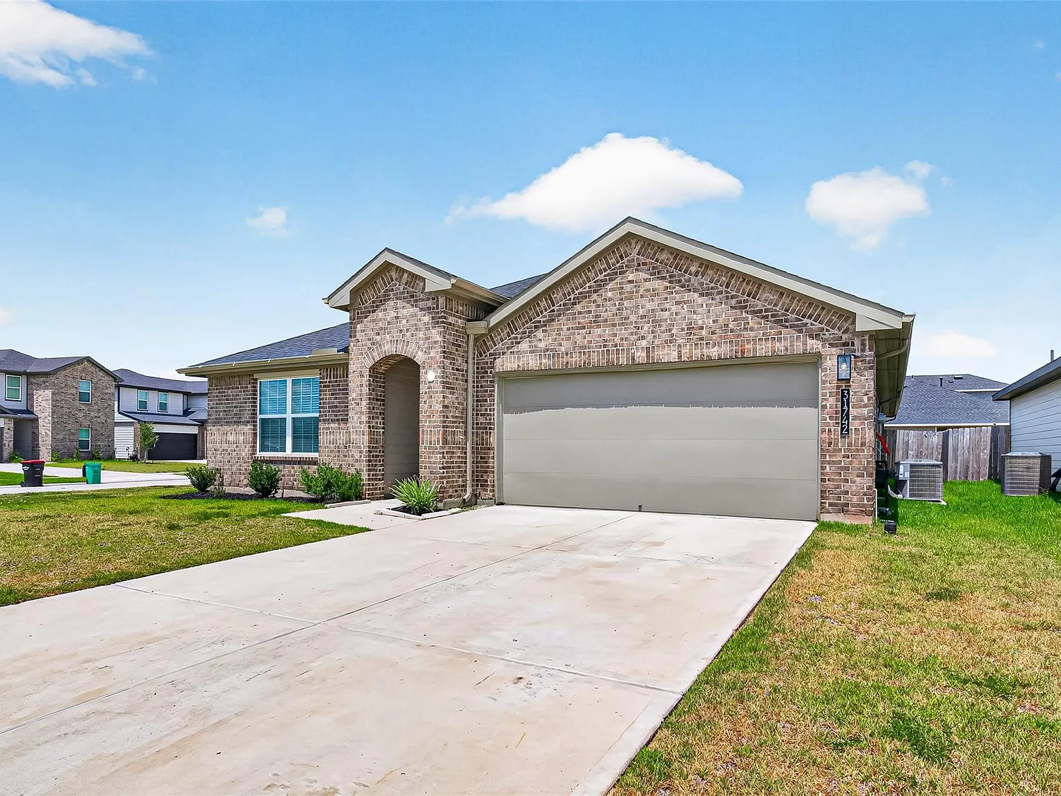 5 bed, 3.0 bath, 2270 sqft, $2,800 — Photo 2