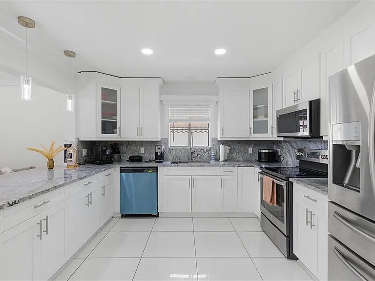 6611 N Hale Ave — Photo 9