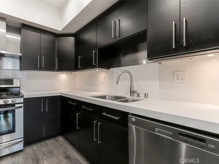234 N Kenwood St — Photo 10