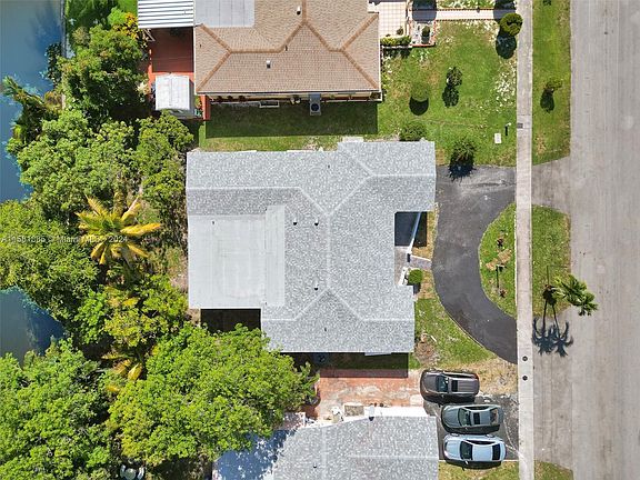 4th image of 5072 NW 39th St
