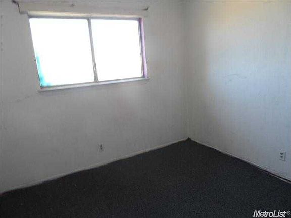 4th image of 2221 S Sacramento St