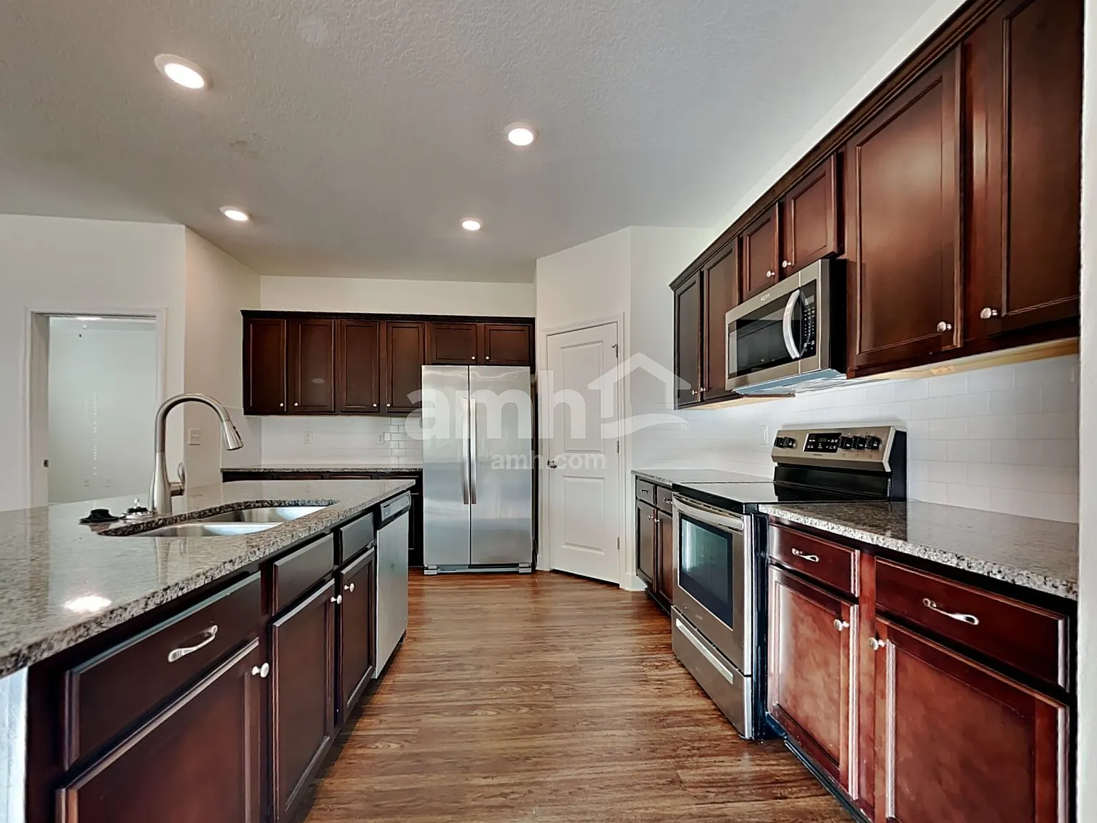 5 bed, 3.0 bath, 2215 sqft, $2,525 — Photo 3