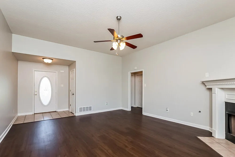 3 bed, 2.0 bath, 1510 sqft, $1,795 — Photo 2