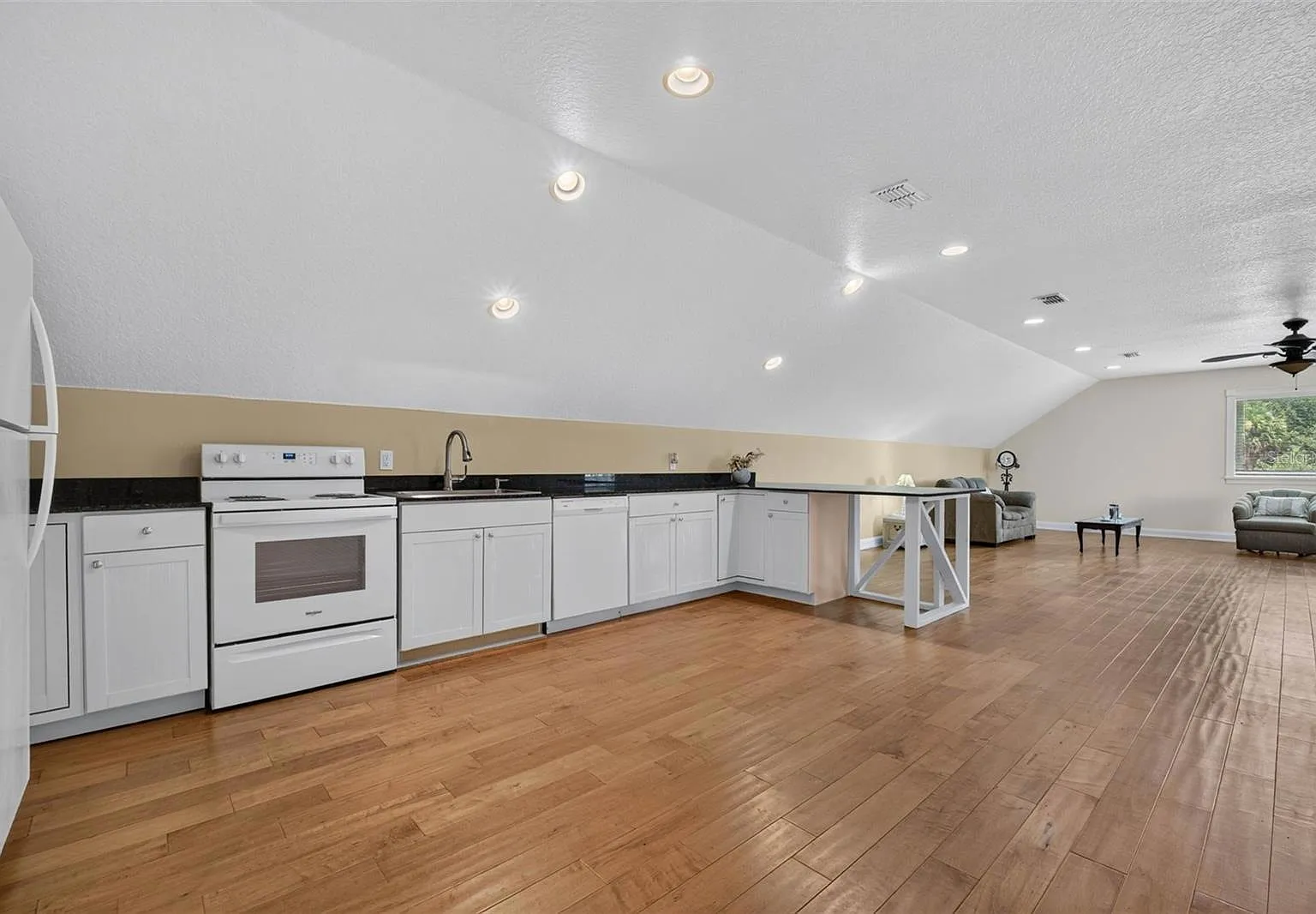 1 bed, 900 sqft, $1,300 — Photo 3