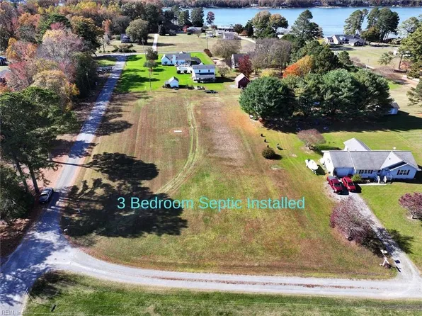 7 Family Ln, Cobbs Creek, VA 23035