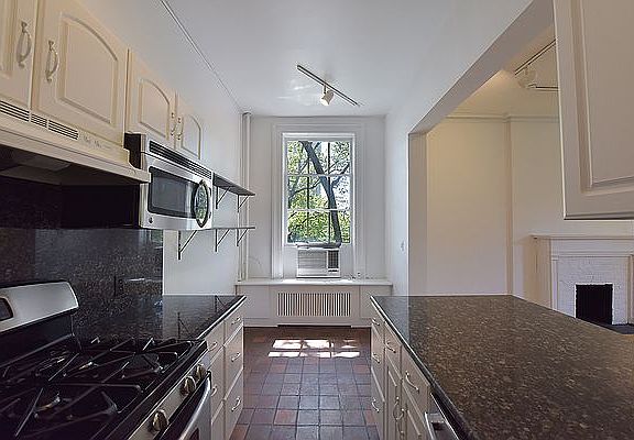 3rd image of 129 E 10th St #5