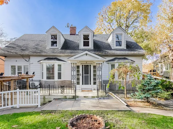 8 33rd St #4, Toronto, ON M8W 3G8