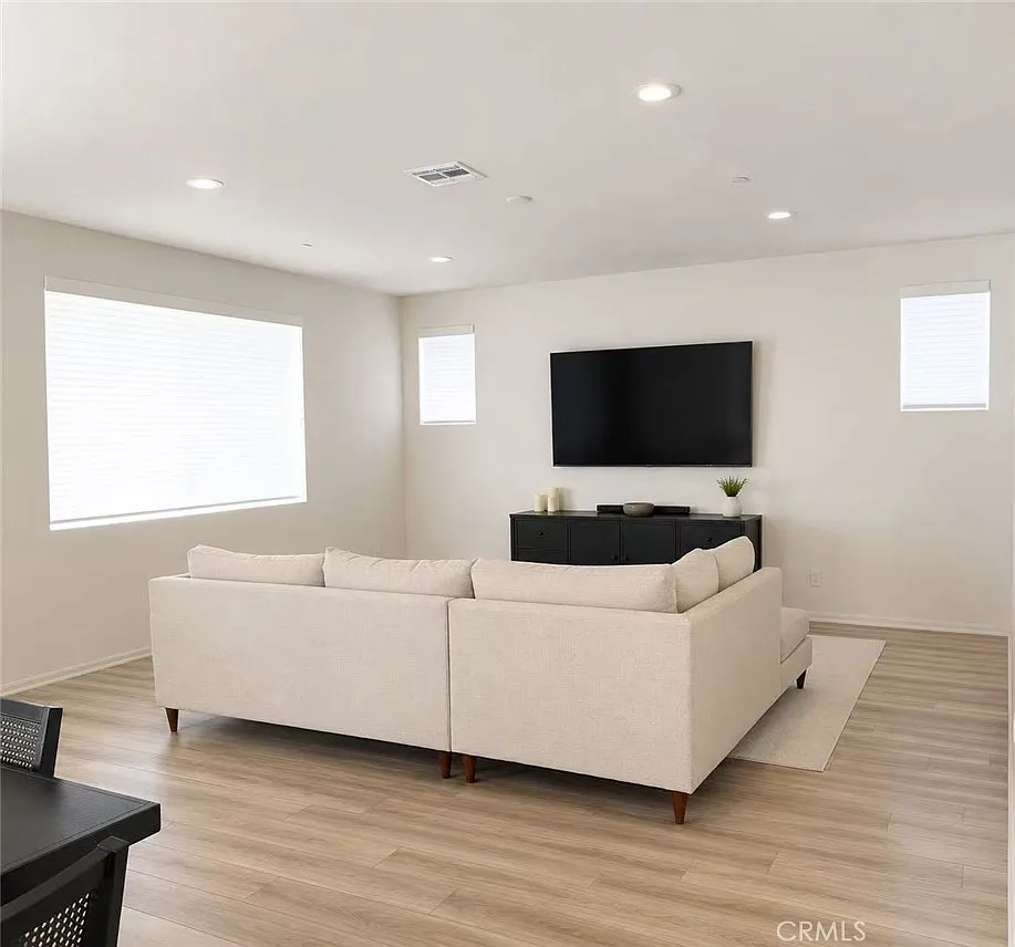 4 bed, 2320 sqft, $3,250 — Photo 4