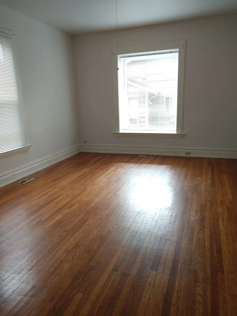 2228 Yew St — Photo 3