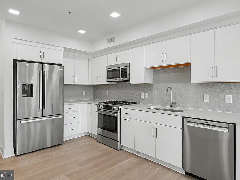 701 N Henry St #213 — Photo 27