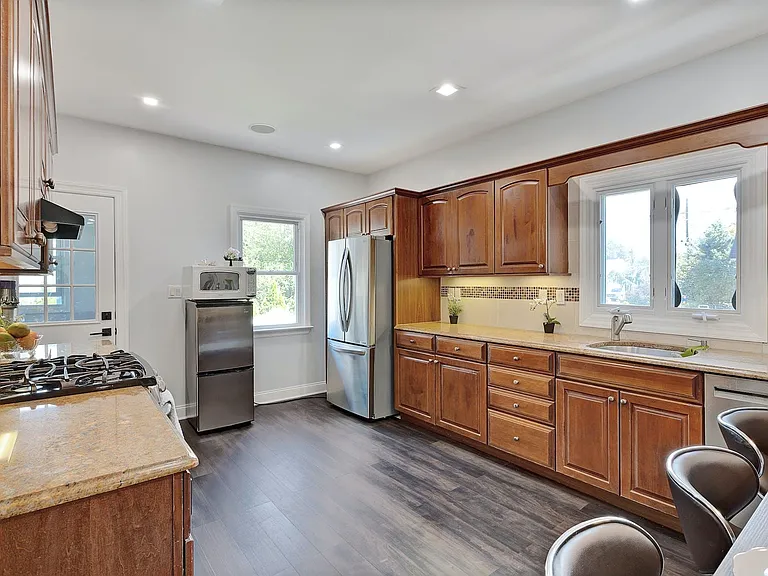 39-10 Berdan Ave — Photo 8