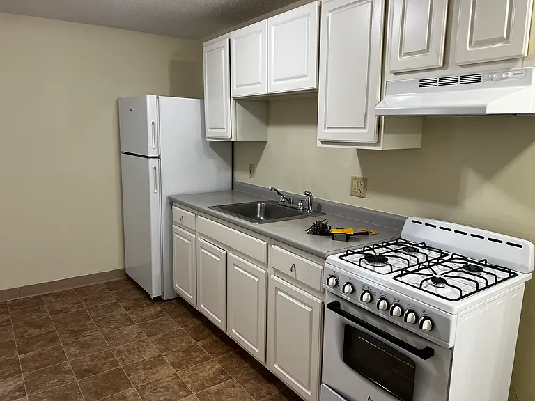 4 Adams Circle Apartments — Photo 10