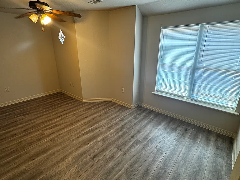 1760 N Chestnut Ave — Photo 8