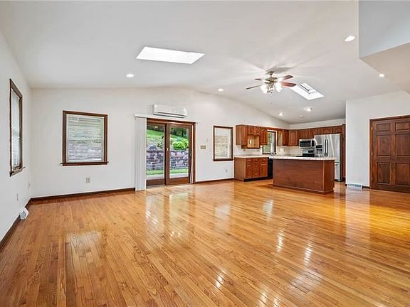 5th image of 229 Londonderry Ct