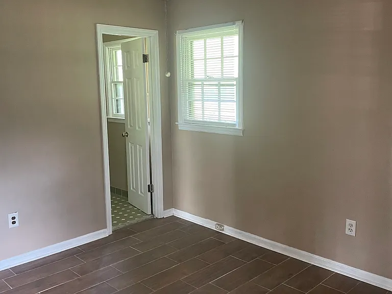 105 Valencia Cir — Photo 17