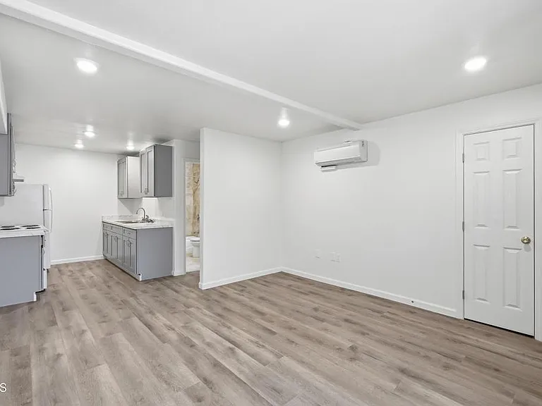 1009 E Jones St #330 — Photo 4