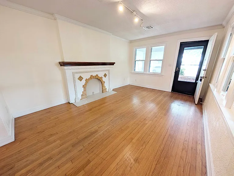 2209 NW 19th St — Photo 2